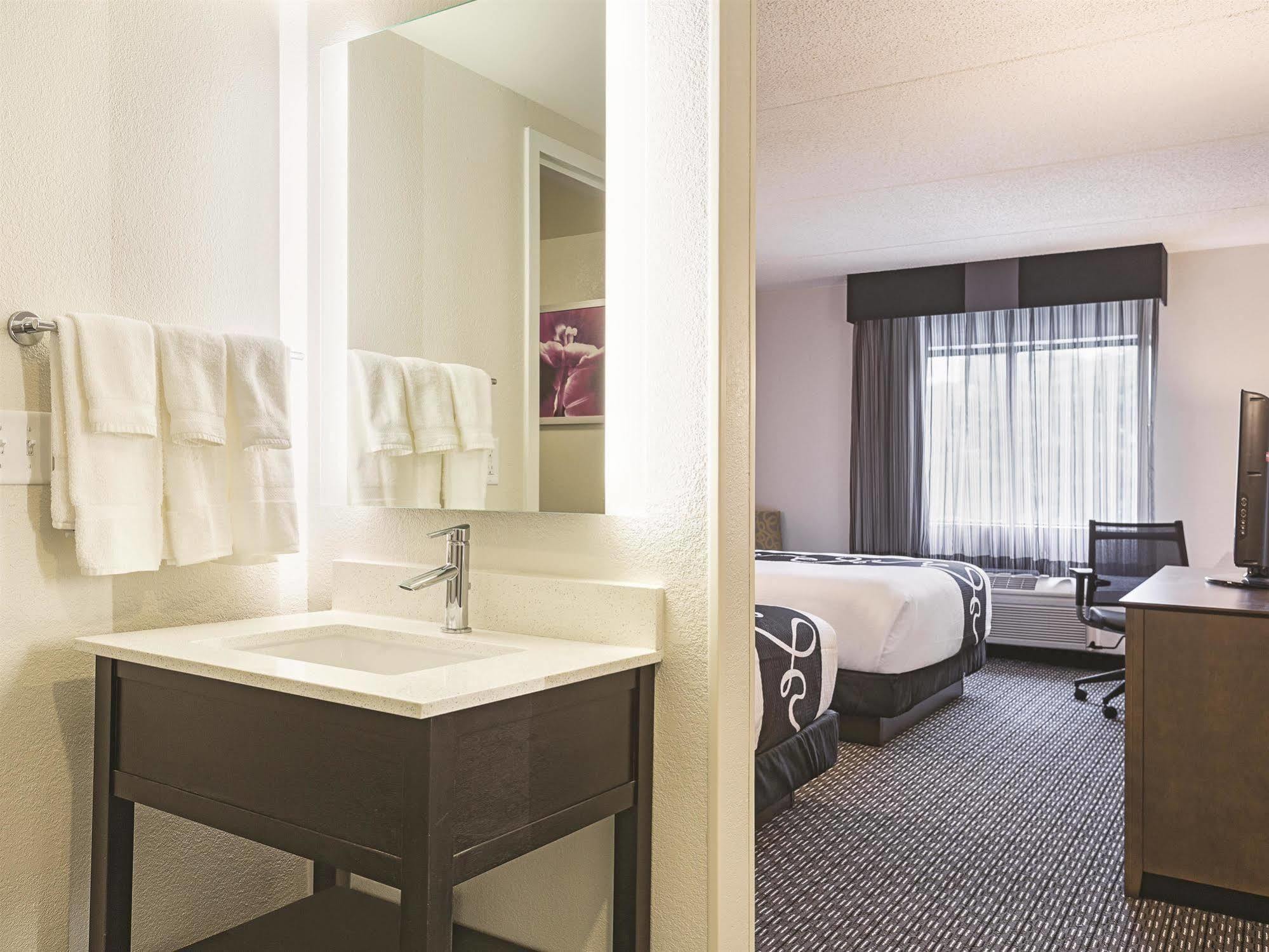 La Quinta By Wyndham Warwick Providence Airport Hotel Exterior photo